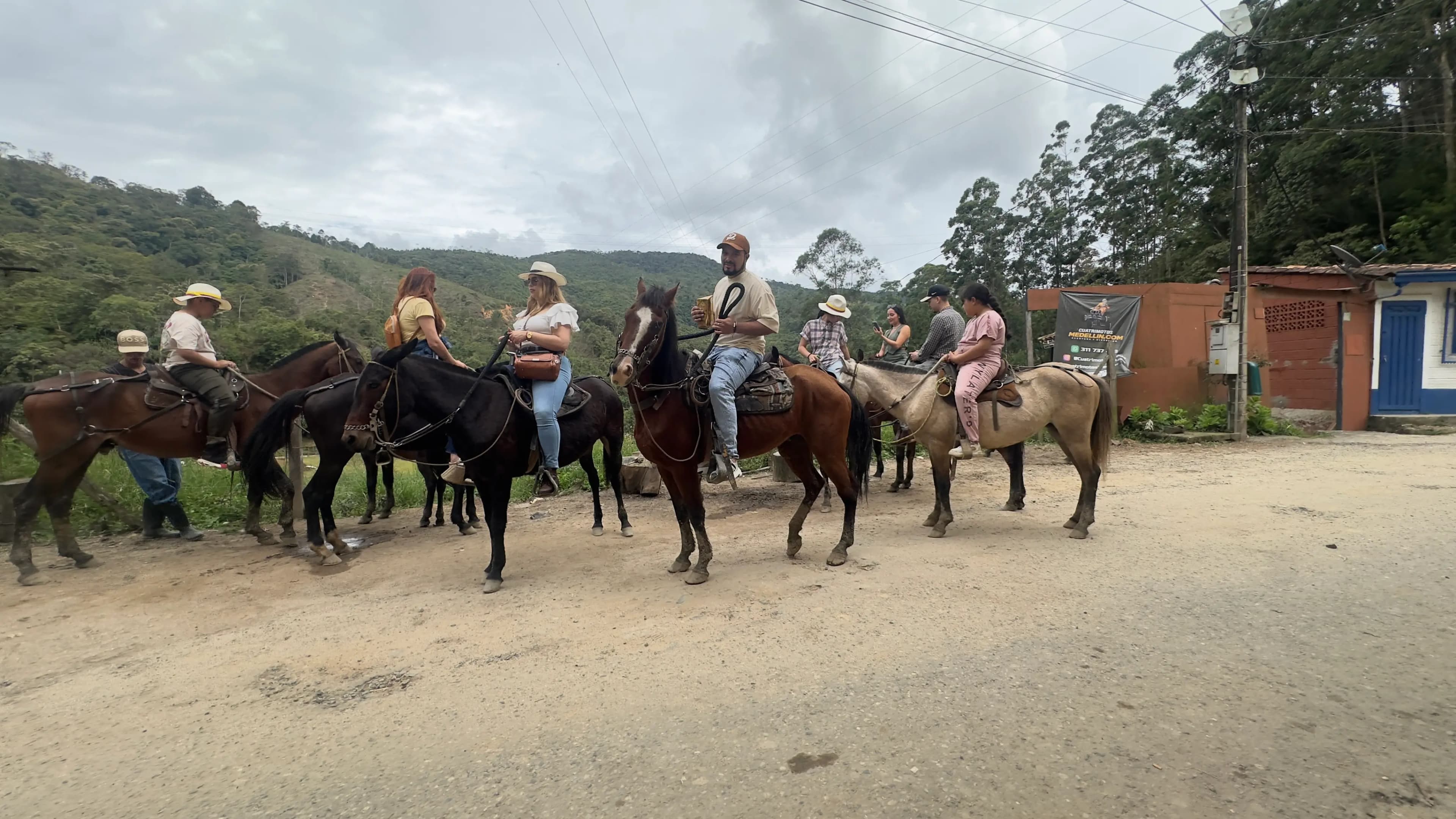 Jinetes cabalgando por los paisajes de Caldas, Antioquia